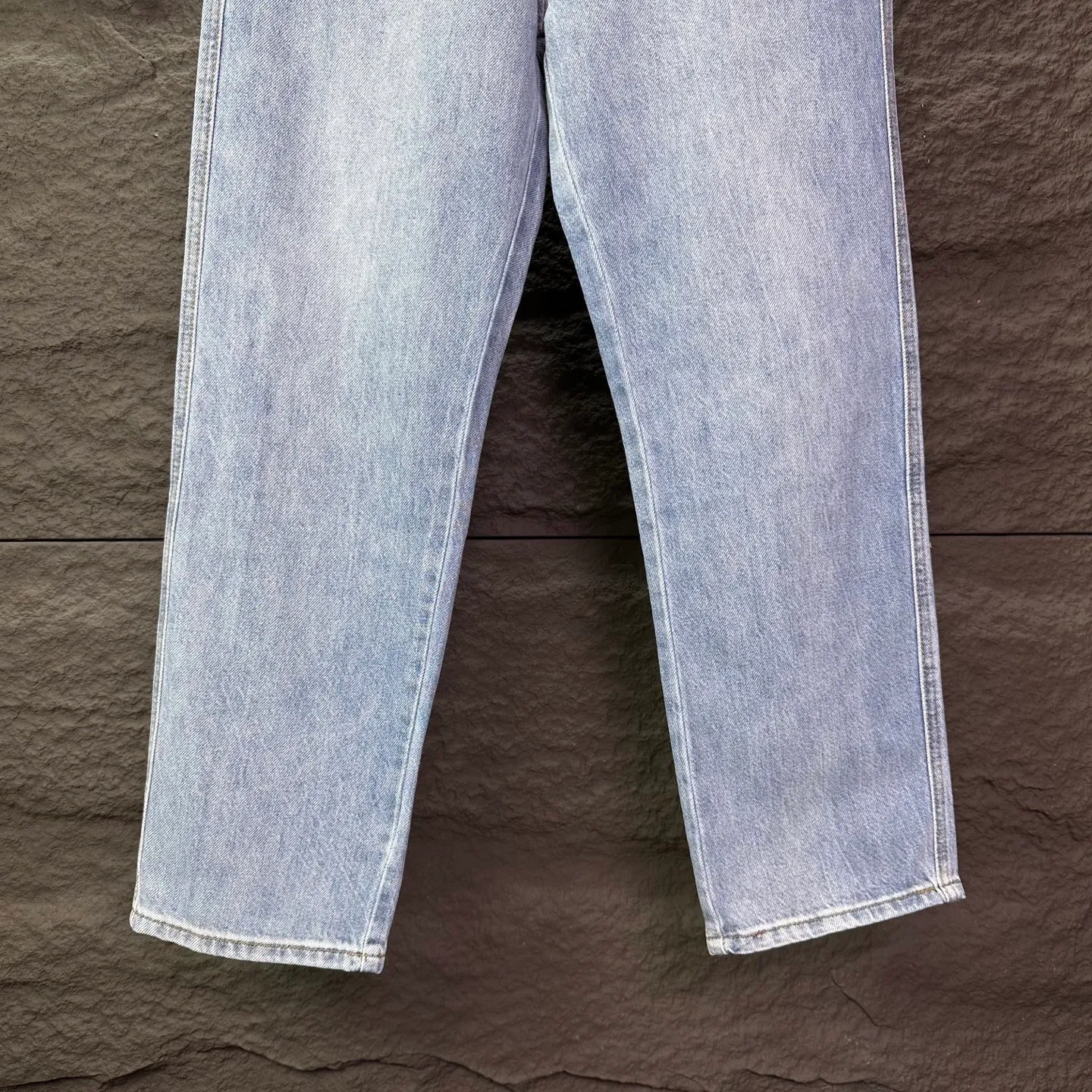 P250 GALLERY DEPT. 2025 New Light Blue Simple Washed and Distressed Couple Style Loose Straight Jeans 🔥High version🔥High version🔥 Top ceiling quality Styles with different washed textures are very friendly to people with thin legs and thick legs. The straight and loose version is very flattering. Moderate length that never goes out of style, easy to match with casually, basic styling for various styles, a must-have in the wardrobe! The fabric is stiff but also makes the upper body soft without losing texture. The washing process is even more perfect. It is a must-have item for everyone! ! ! Washed wheat, hang tag, pants label, complete with three labels Color: light blue Size: 28, 30, 32, 34, 36 (five sizes)